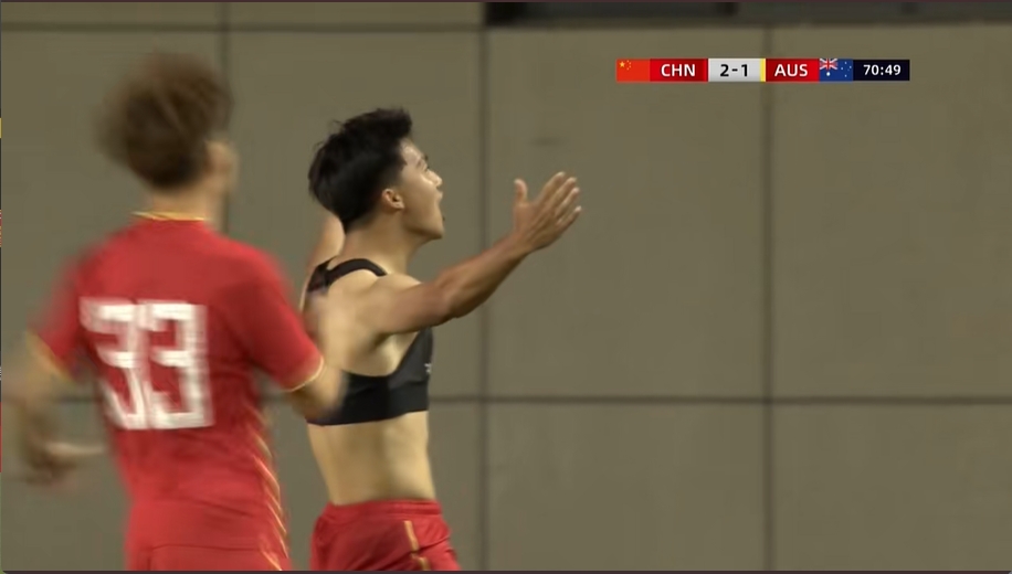 脫衣慶祝！梁仕宇頭球接力破門，國少3-1領(lǐng)先澳大利亞U16