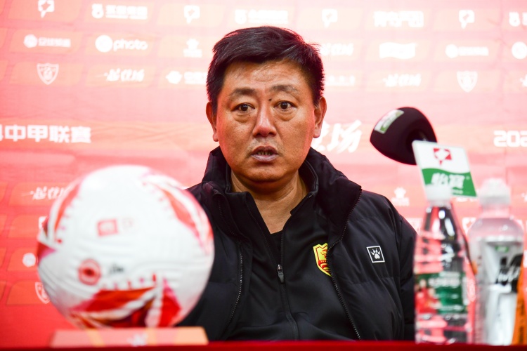 青島媒體：小里瓦爾多缺乏運(yùn)動(dòng)戰(zhàn)進(jìn)球能力，紅獅保級壓力越來越大