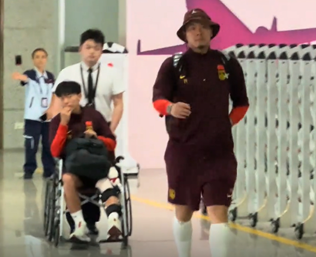 仍有不少球迷接機(jī)！國(guó)足抵達(dá)重慶，胡荷韜坐輪椅，王大雷招手示意