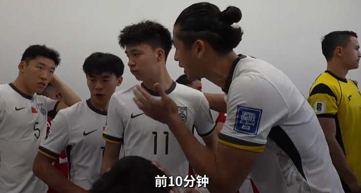 張玉寧在球員通道與隊友中英雙語溝通：前10分鐘，咱把狀態(tài)吊起來