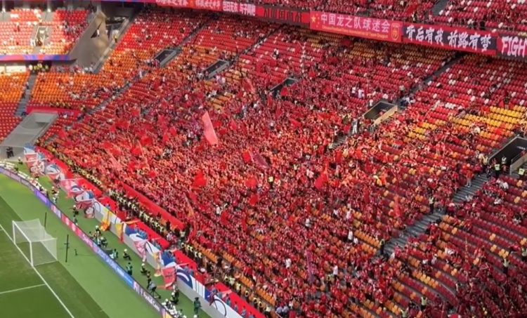 博主曬國足收官戰(zhàn)現(xiàn)場情況：王鈺棟、劉誠宇、汪士欽提前進場