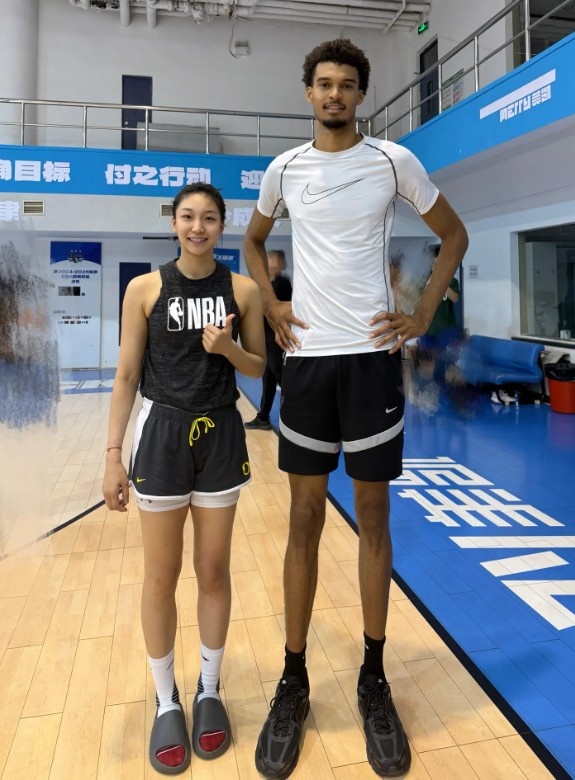 ??當(dāng)時(shí)的秀發(fā)依然濃密！北京女籃球員齊鈺曬與文班亞馬的合照
