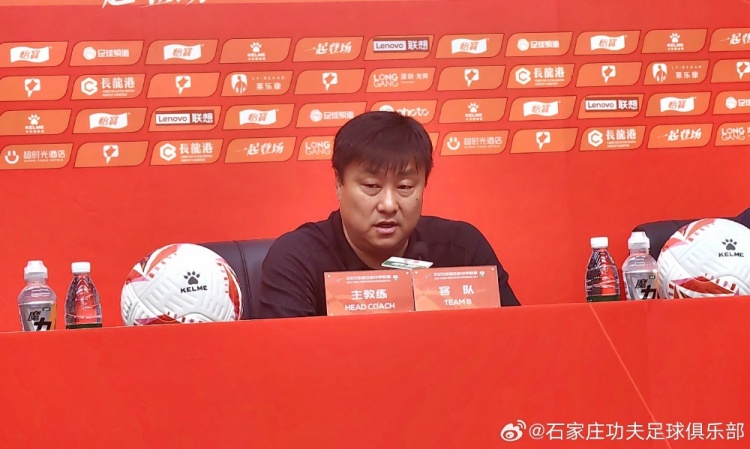 張輝：開場第6分鐘和第12分鐘，這兩個失球?qū)η蜿爜碚f是一個災(zāi)難