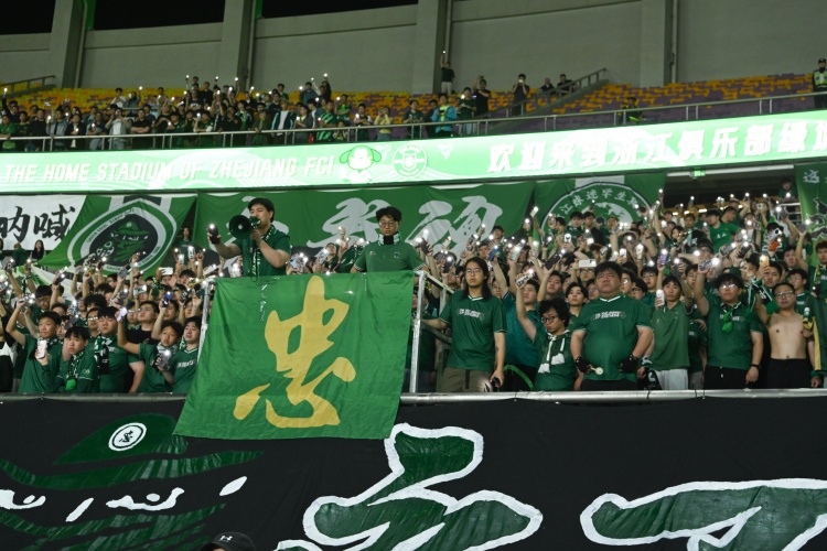 新華社：浙江隊(duì)訂購(gòu)了3000件主場(chǎng)球迷版球衣，賽程未過(guò)半就售空