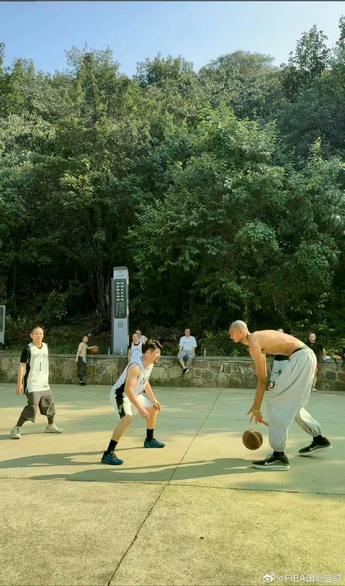 少林籃球！FIBA官博曬文班打野球圖片：??這里的拜佛很純粹