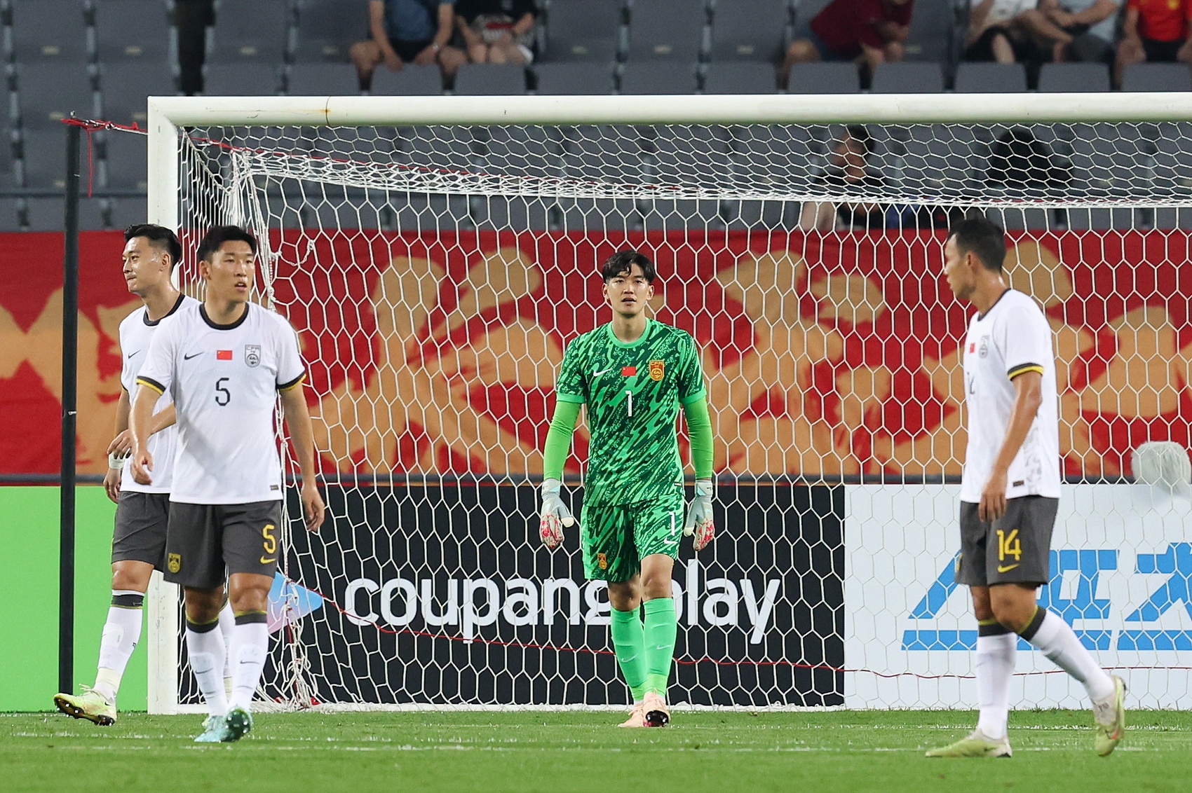 滬媒：0-3不會(huì)讓大家太過悲傷，因?yàn)橹袊闱驈?fù)興之路漫長而艱難
