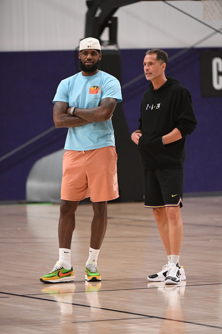 NBA高管：到現(xiàn)在湖人也沒宣布過詹姆斯執(zhí)行了選項 這非常奇怪??