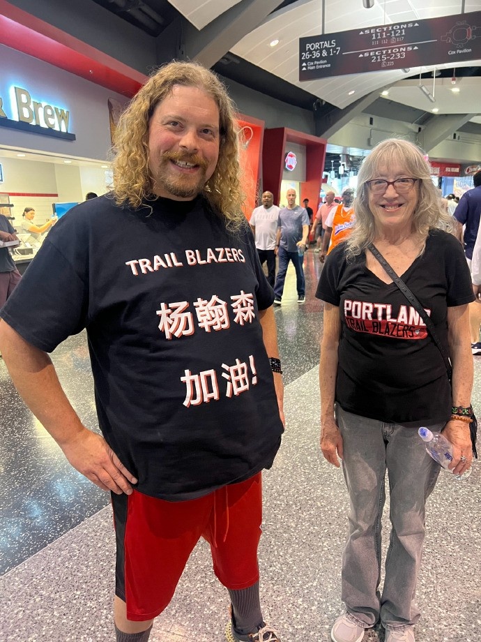 ??楊瀚森水不了！球迷穿特制衣服為小楊加油 “瀚”少了三點(diǎn)水