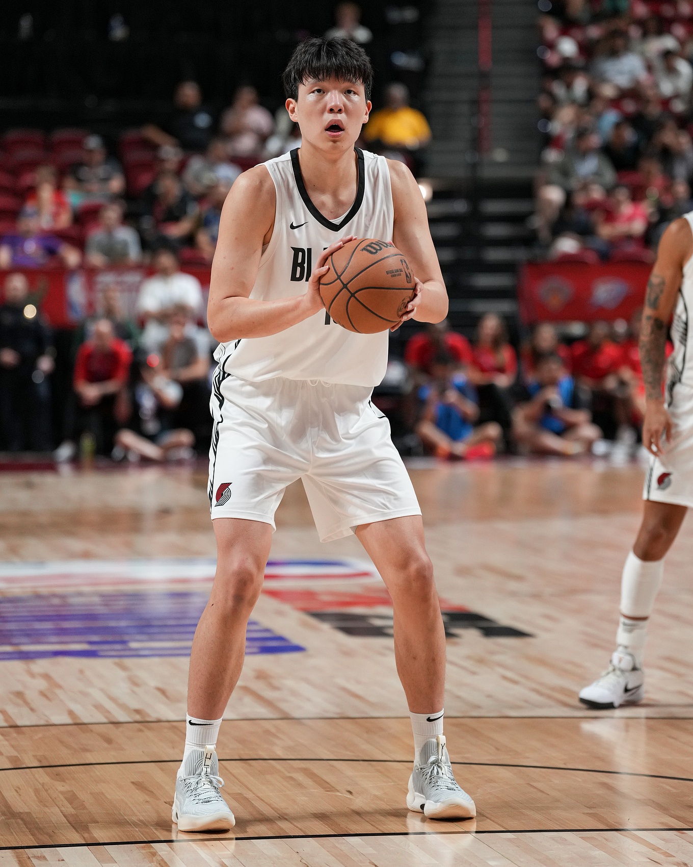 ??影響力！楊瀚森罰籃時 現(xiàn)場的中國球迷大喊“楊瀚森MVP”