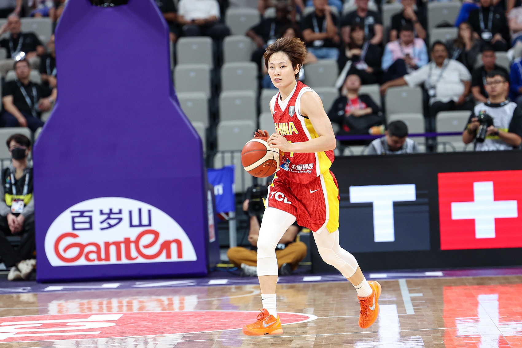 打開局面！隊(duì)長(zhǎng)楊力維替補(bǔ)14中5拿11分送8助攻 正負(fù)值+19
