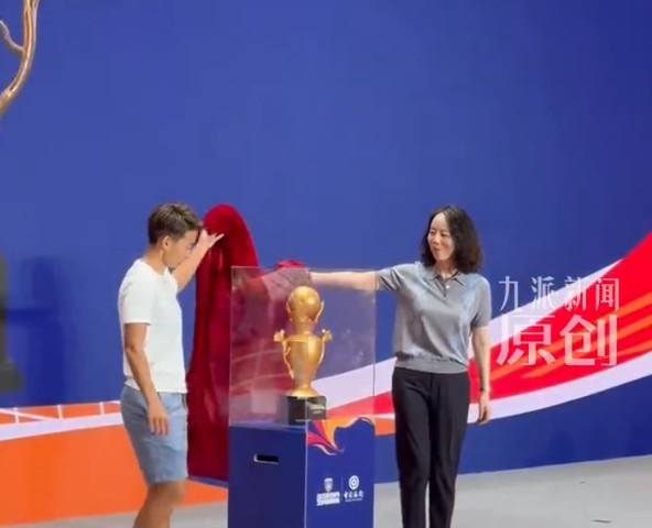 鄂媒：“漢超”聯(lián)賽新聞通氣會(huì)舉行，王霜為“漢超”獎(jiǎng)杯揭幕