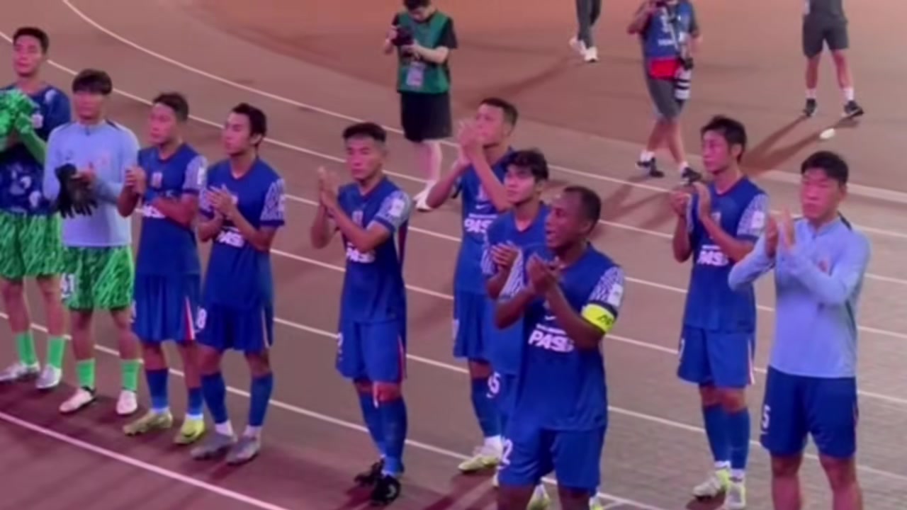 上海申花亞冠首輪客場不敵江原FC 賽后申花遠征球迷高聲鼓勵球隊