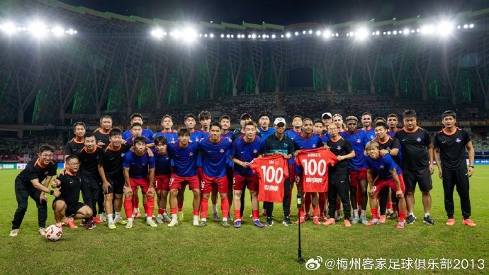 梅州客家球員廖均健、羅德里格 代表球隊(duì)出戰(zhàn)第100場正式比賽