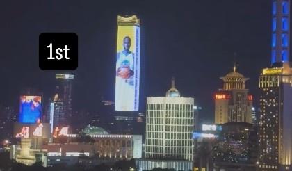 亮相中國上海外灘巨幕！追夢：媽媽我做到了 永懷感恩！