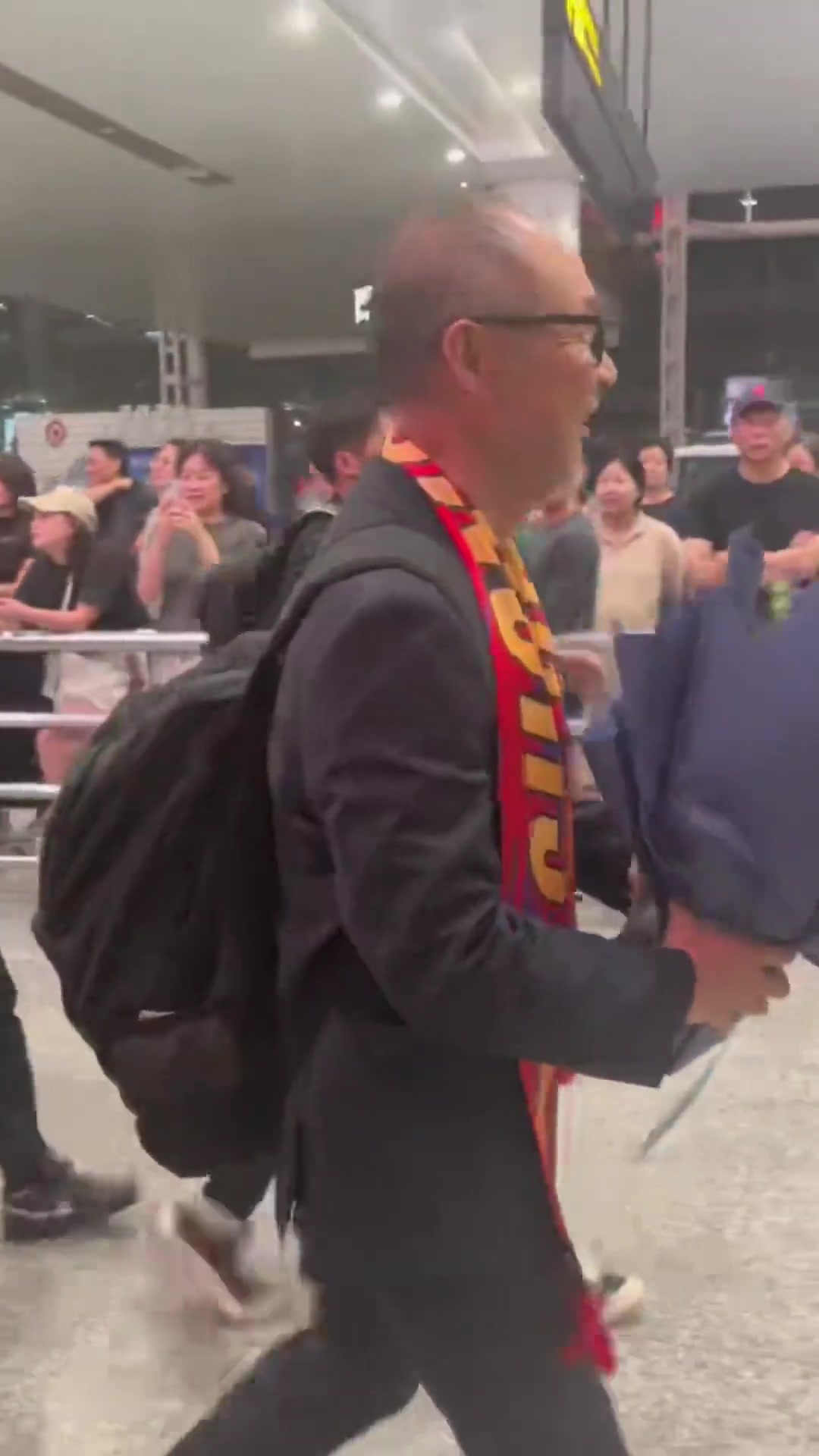 將接手重慶銅梁龍！重慶廣電曬視頻：張外龍已抵達(dá)江北國際機(jī)場