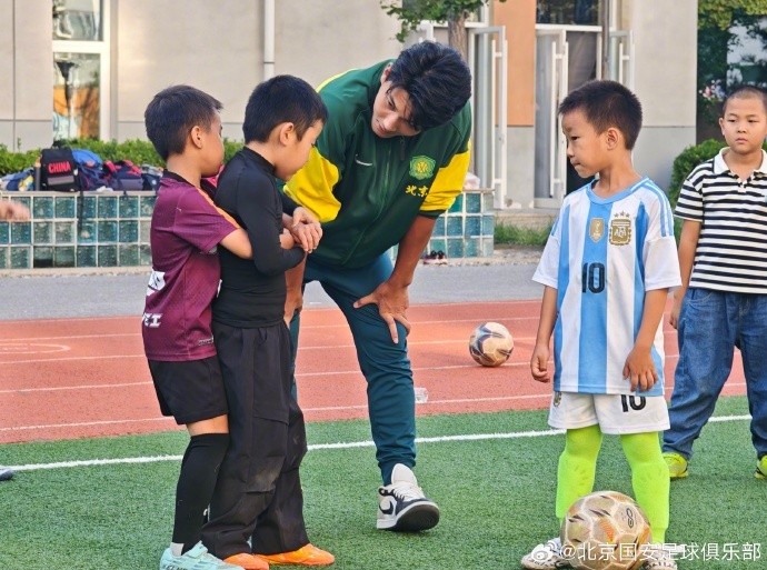 國安球員走進(jìn)北京小學(xué)翡翠城分校，開展足球公益課活動(dòng)