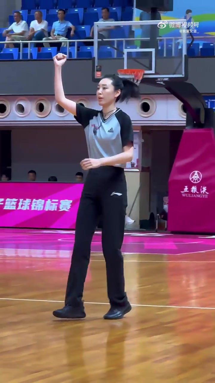 又美又颯！全國女籃錦標(biāo)賽的女裁判王陽成賽場上另一道靚麗的風(fēng)景