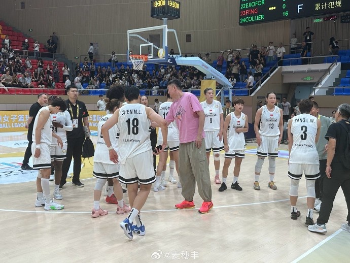 殺進(jìn)FIBA亞洲女籃聯(lián)賽決賽！杜鋒賽后跟廣東女籃全隊(duì)致意