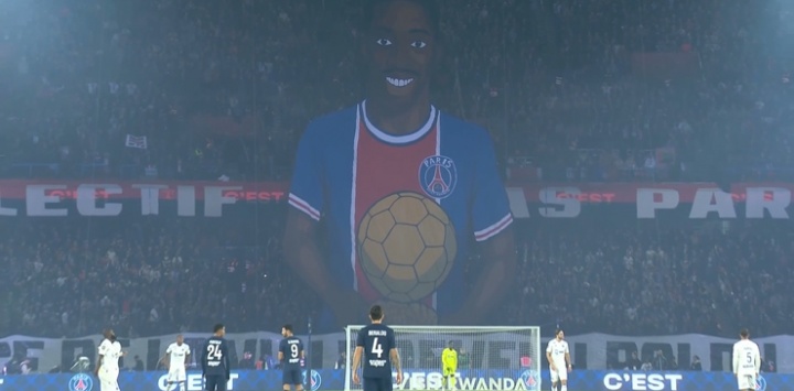 球迷展示巨型TIFO，慶祝登貝萊喜提金球獎(jiǎng)和恩里克獲頒克魯伊夫獎(jiǎng)