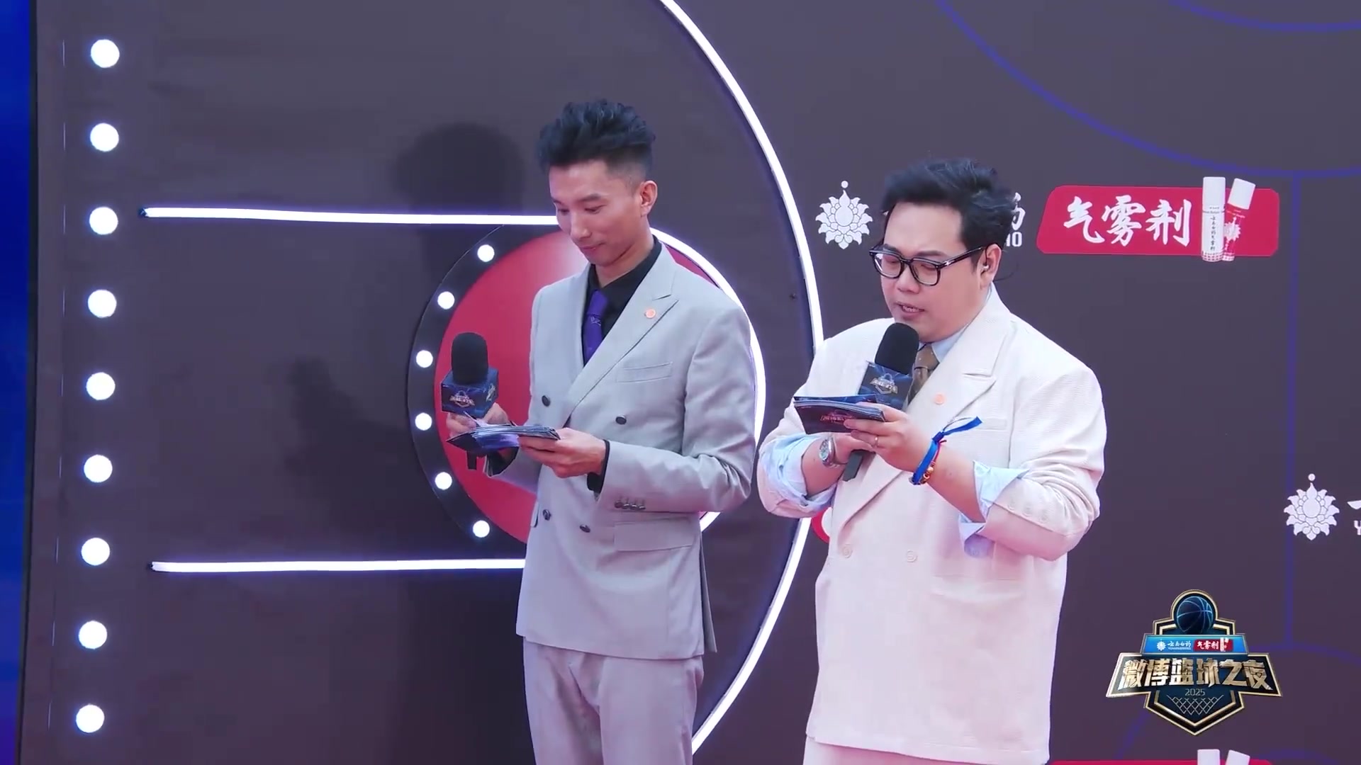 前男籃隊長！周鵬攜妻子亮相微博籃球之夜 這是什么神仙顏值啊