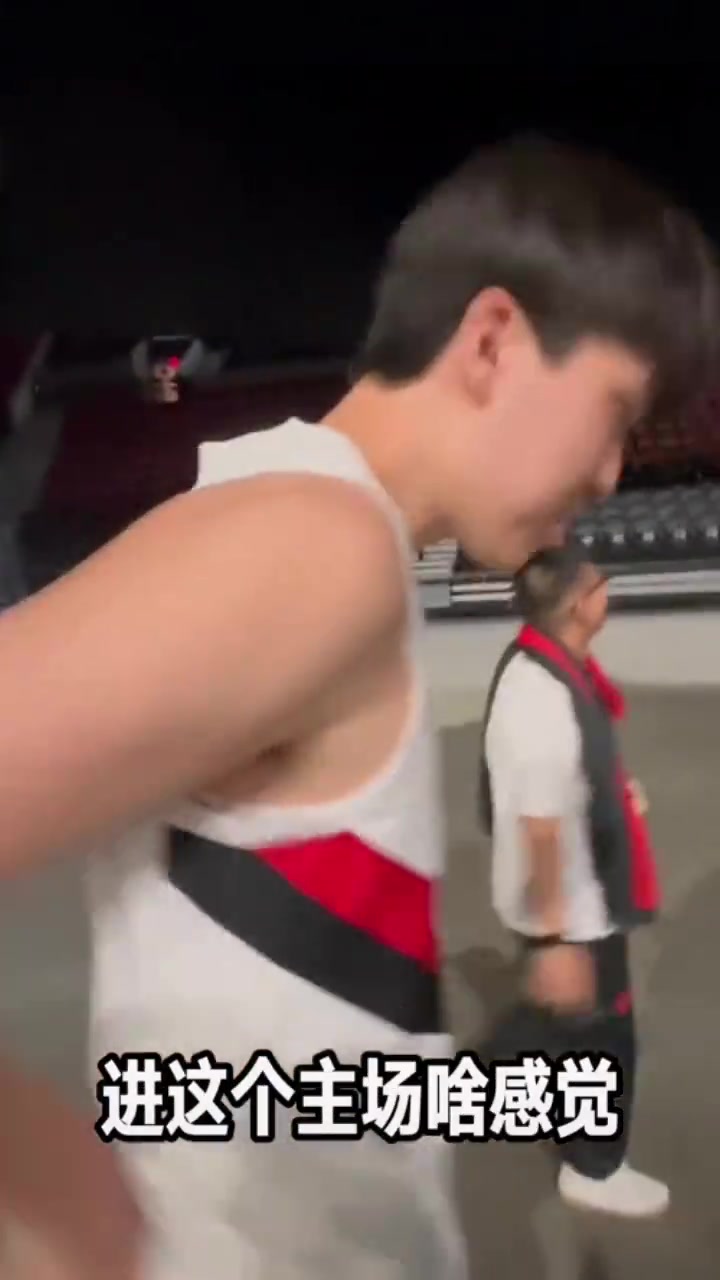 幽默??第一次穿開拓者球衣進主場什么感覺？楊瀚森：挺涼快的