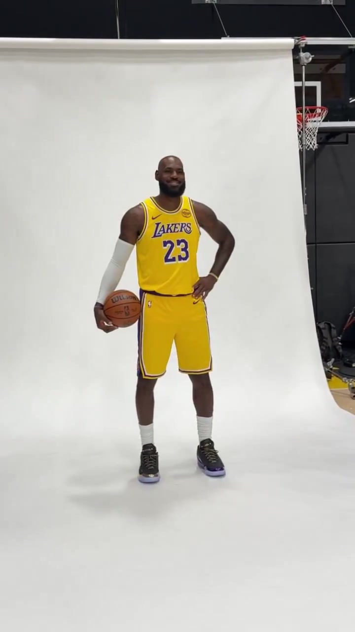 NBA官推曬詹姆斯拍攝定妝照：LBJ參加史無前例的第23個媒體日！