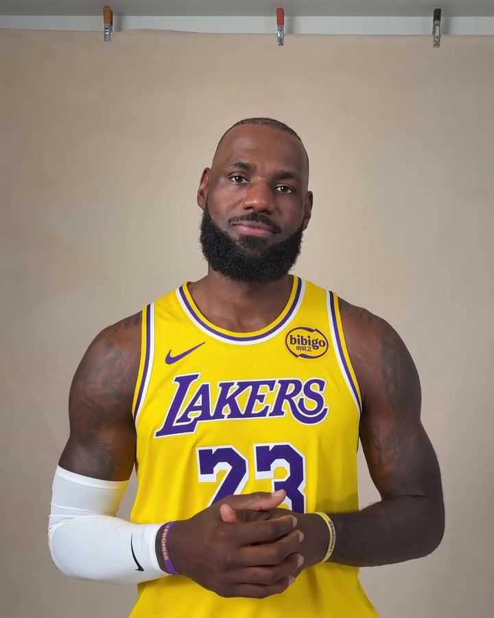 超過(guò)70名球員在你NBA首秀后出生？詹姆斯做搞怪表情難以置信