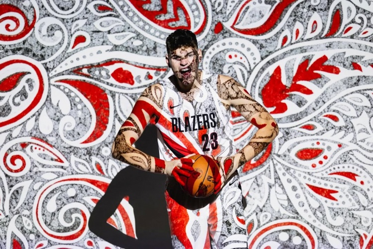 開拓者首發(fā)中鋒？克林根社媒曬顏色絢爛的定妝照：NBA第二年